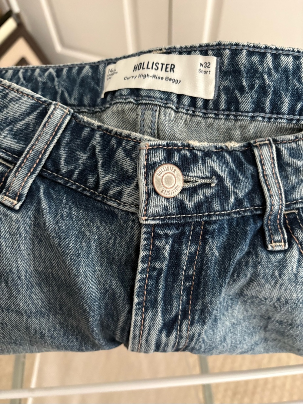 Hollister Curvy High-Rise Baggy Jeans - Light Wash Blue
